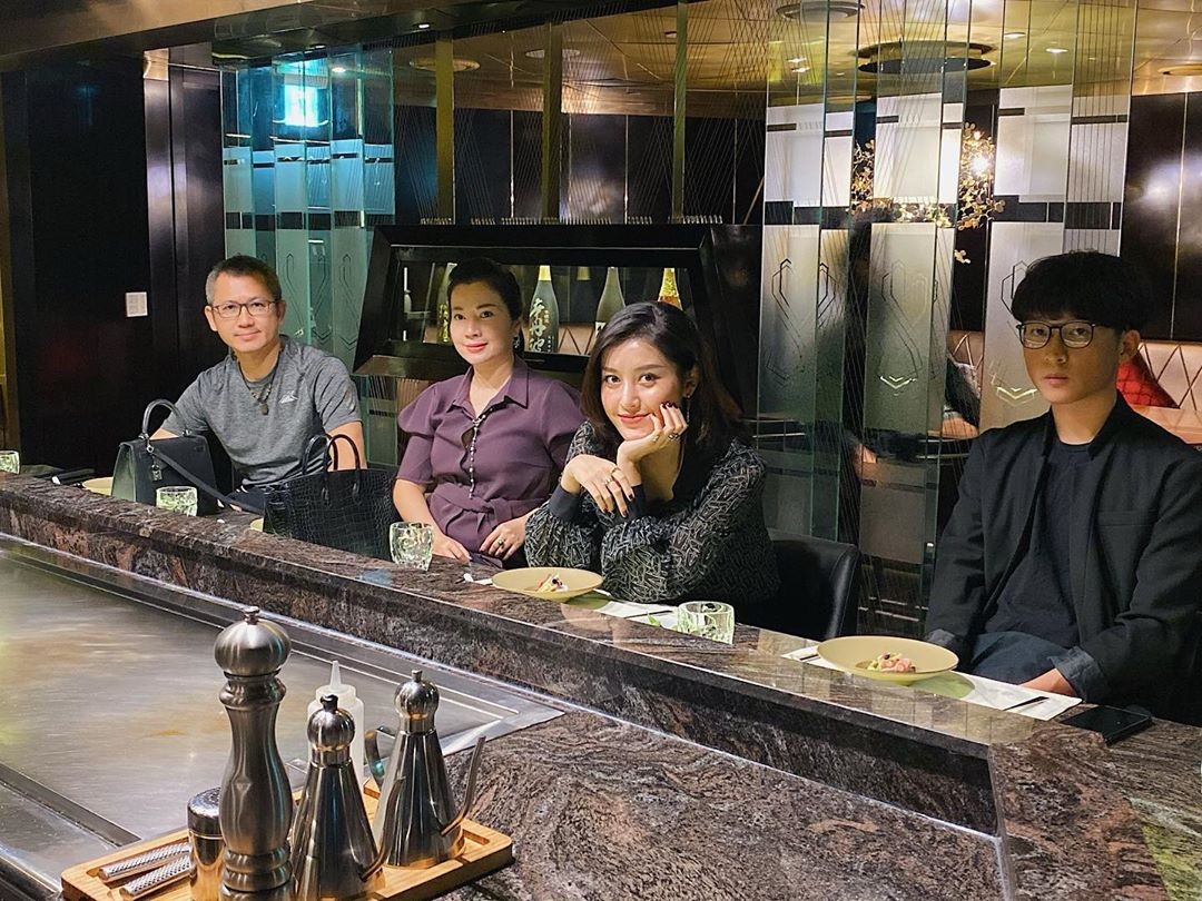 a hau huyen my khoe anh cha anh 6