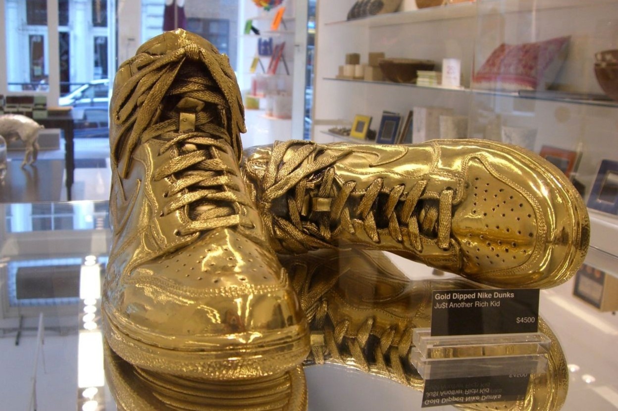 Hoi con trai soc khi doan gia nhung doi giay nghin USD hinh anh