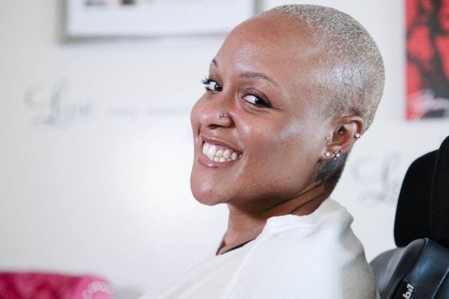 Fashionista bi liet chan tay co thuong hieu thoi trang rieng hinh anh