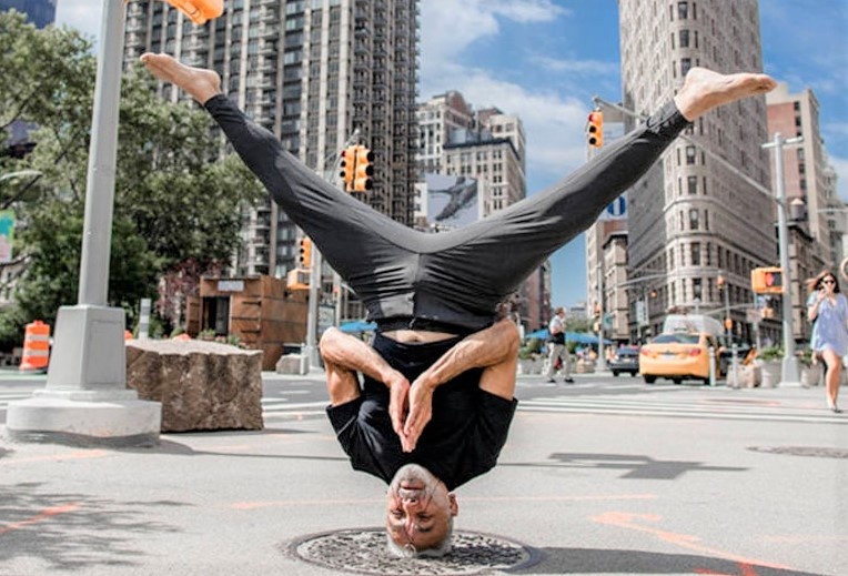 Bac thay yoga 81 tuoi van trong cay chuoi khong can tay hinh anh