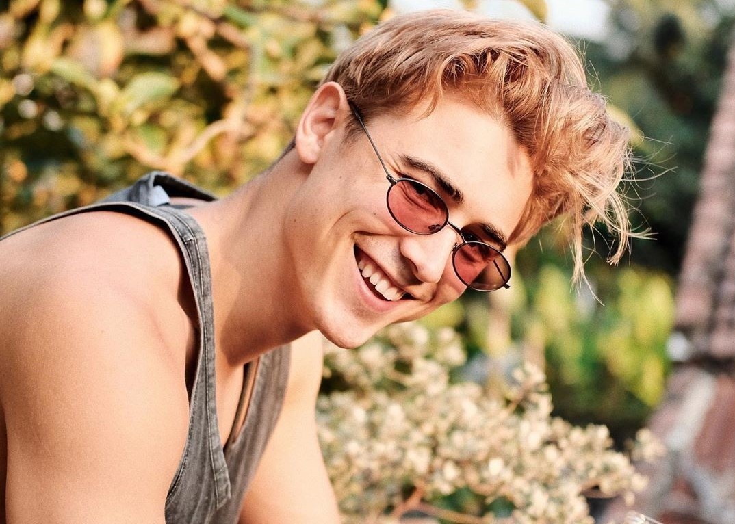 Mau Tay trong 'Nguoi ay la ai' ngoai doi mac do don gian van dep hinh anh