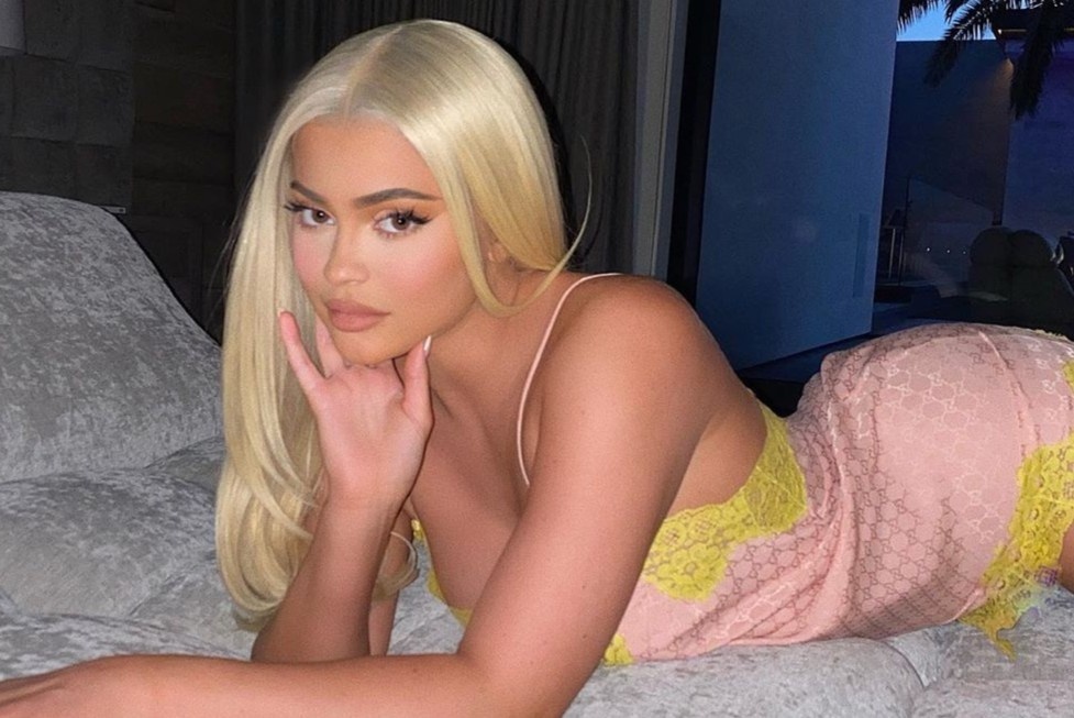 Kylie Jenner xam hinh the hien tinh yeu voi con gai 2 tuoi hinh anh