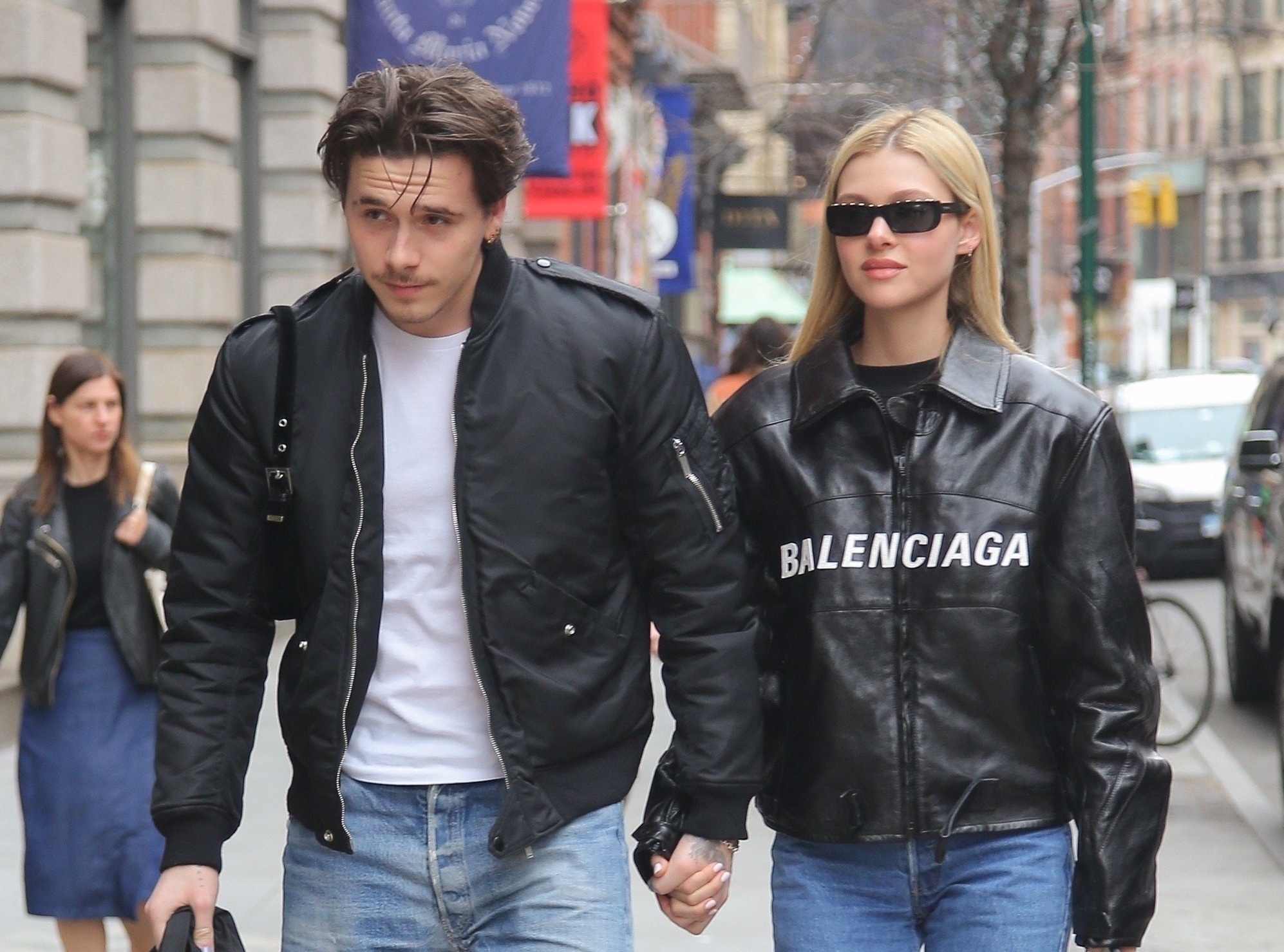 Brooklyn Beckham an mac giong vo sap cuoi the nao? hinh anh