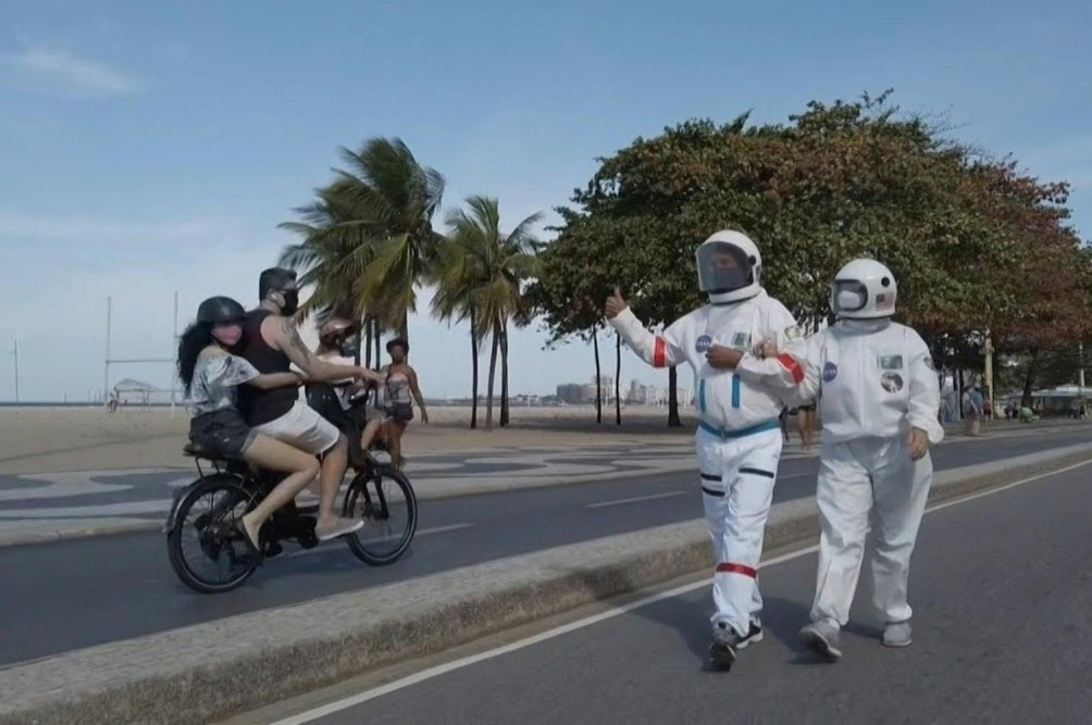 Mac do ngoai vu tru de tranh nhiem Covid-19 hinh anh