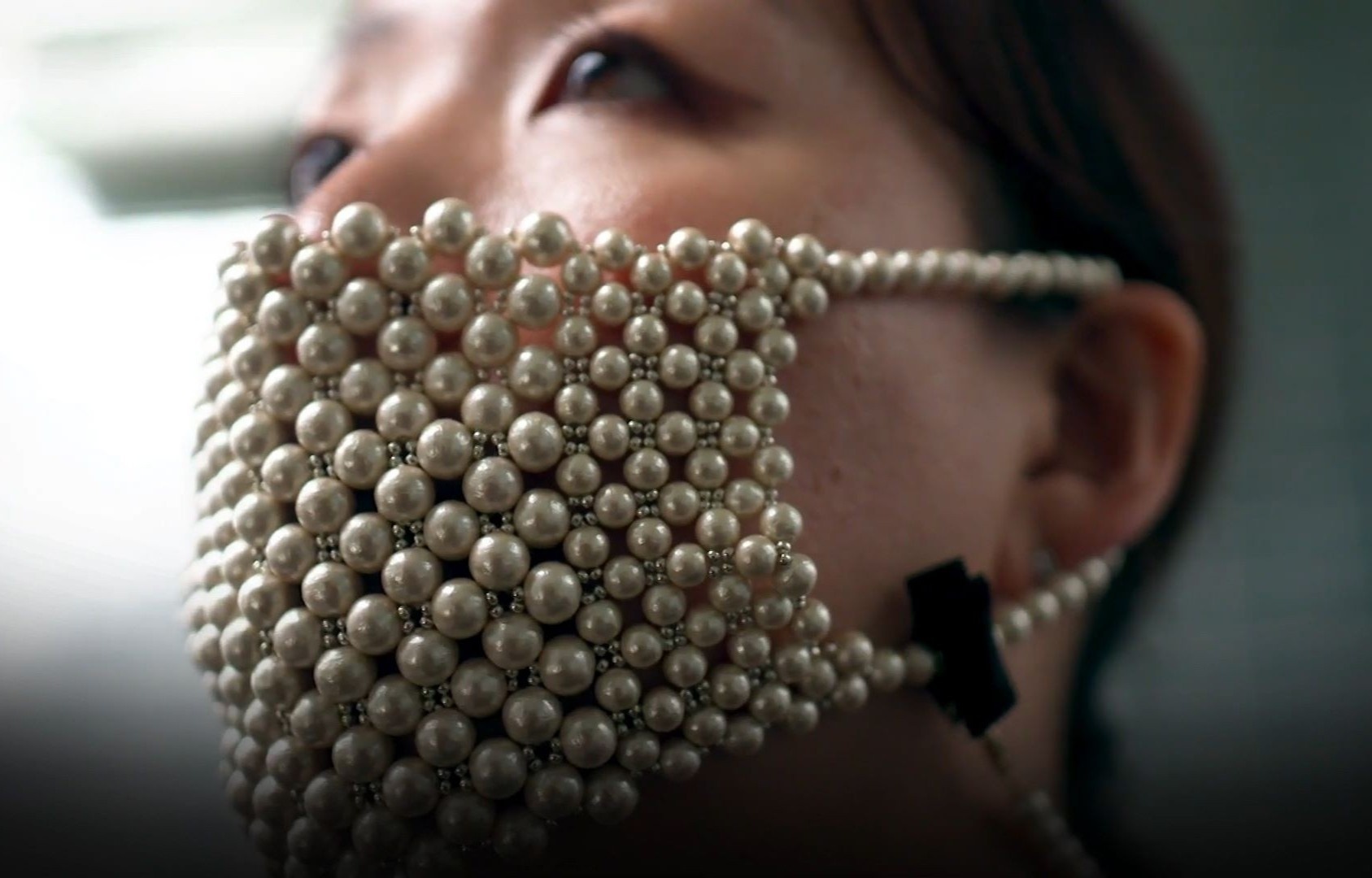 Khau trang gia gan 10.000 USD lam tu 310 vien ngoc trai hinh anh