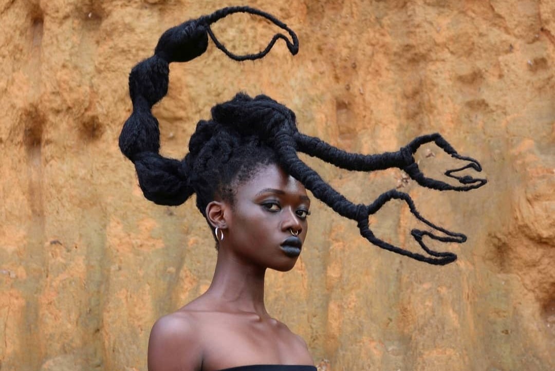 Co gai duoc Marc Jacobs moi lam mau vi co mai toc dac biet hinh anh