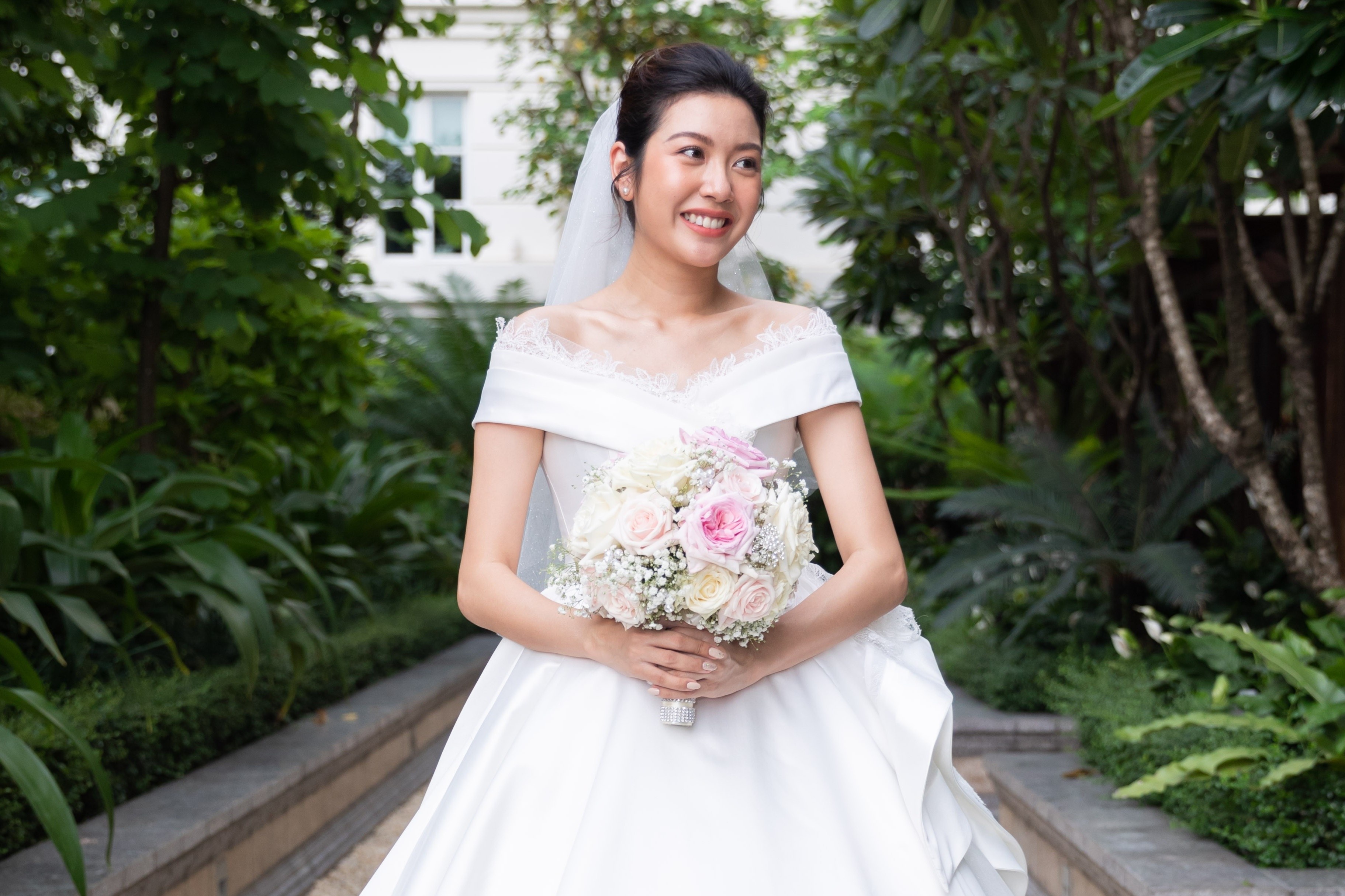 Thuy Van mac vay thiet ke theo ten minh trong ngay cuoi hinh anh