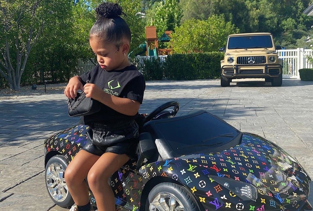 Kylie Jenner mua oto Louis Vuitton cho con gai 2 tuoi hinh anh