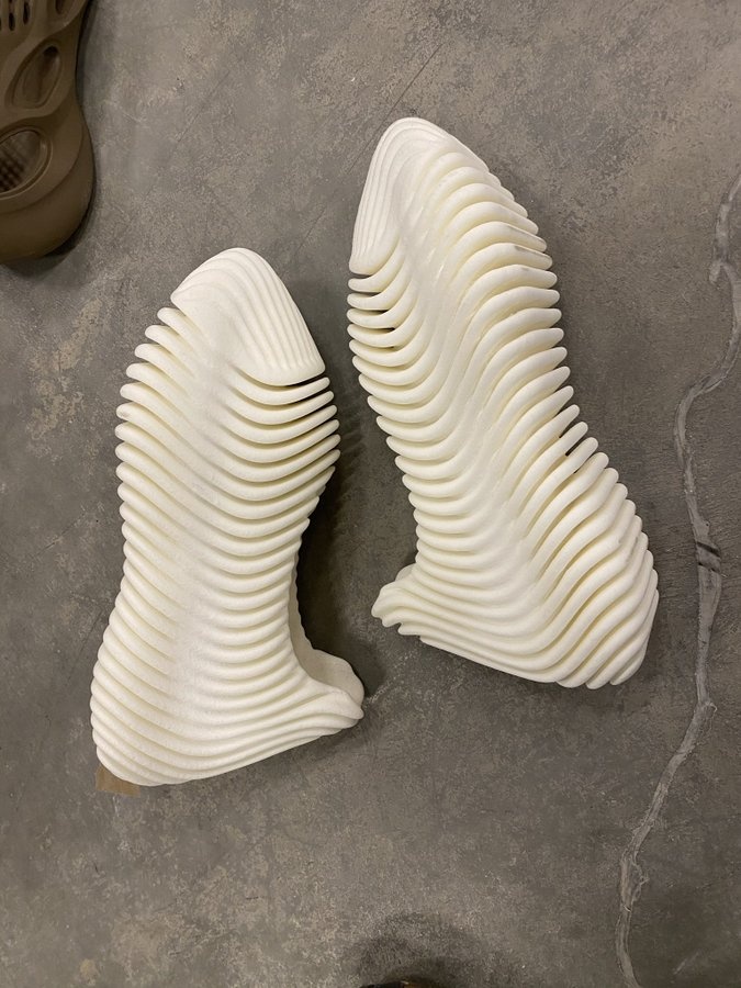 giày yeezy mới  ảnh 1 giay yeezy moi anh 1