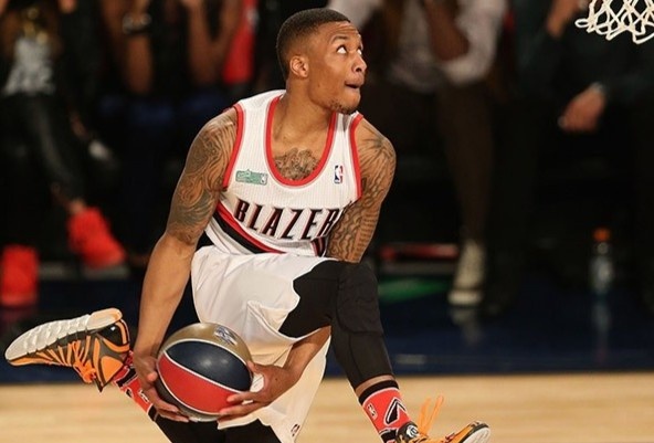 Giay adidas giam dong gia con 61 USD? hinh anh