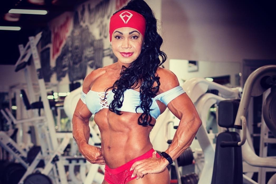 Nguoi phu nu co bap tap gym 12 nam hinh anh