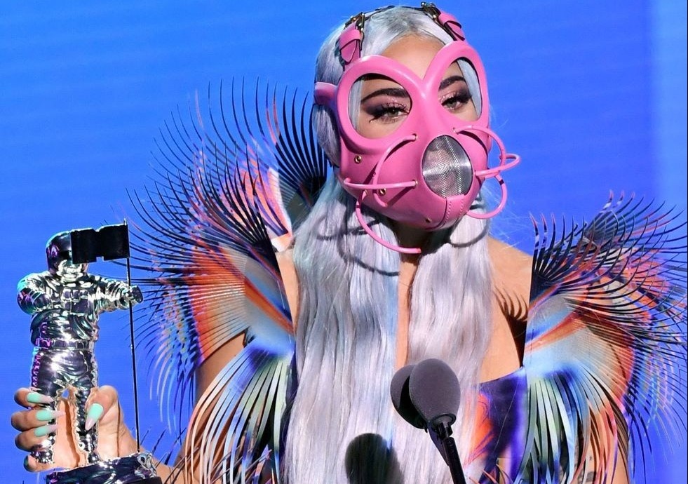 Lady Gaga deo khau trang la len nhan giai VMAs 2020 hinh anh