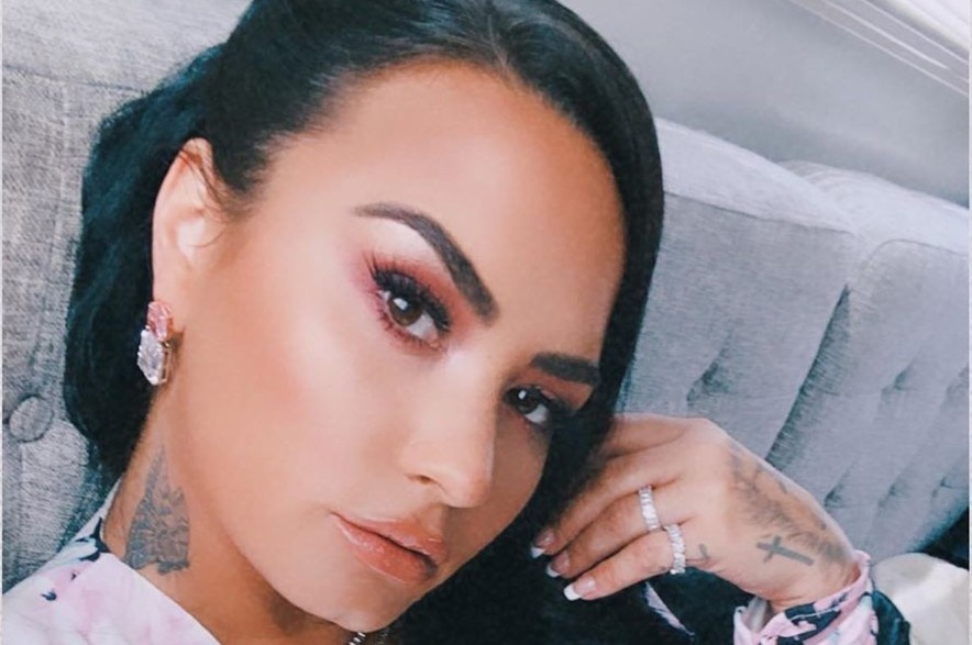Demi Lovato khoe hinh xam canh buom tren co hinh anh