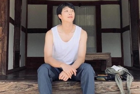 RM (BTS) co co bap ngay cang san chac hinh anh