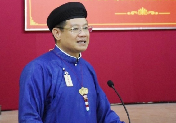 'Nam gioi mac ao dai, mang giay Tay den di lam moi dep' hinh anh