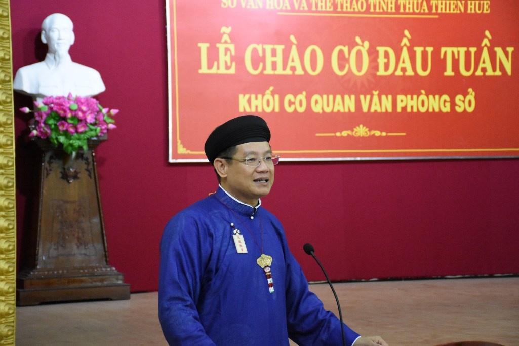 mac ao dai di lam anh 2