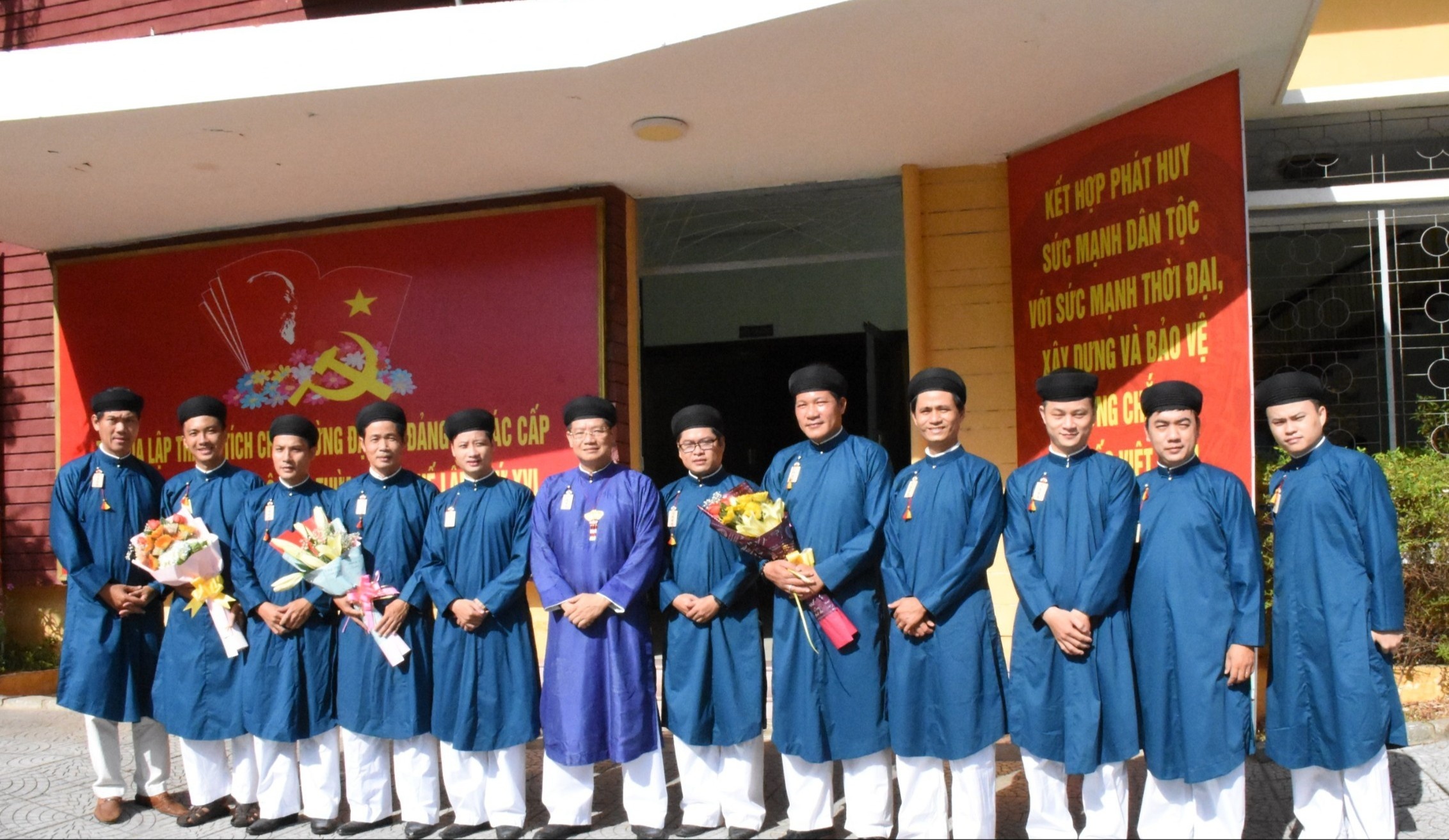 mac ao dai di lam anh 1