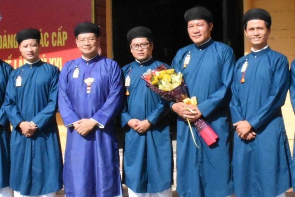 Nam cong chuc mac ao dai the hien net van hoa hay bat hop ly? hinh anh