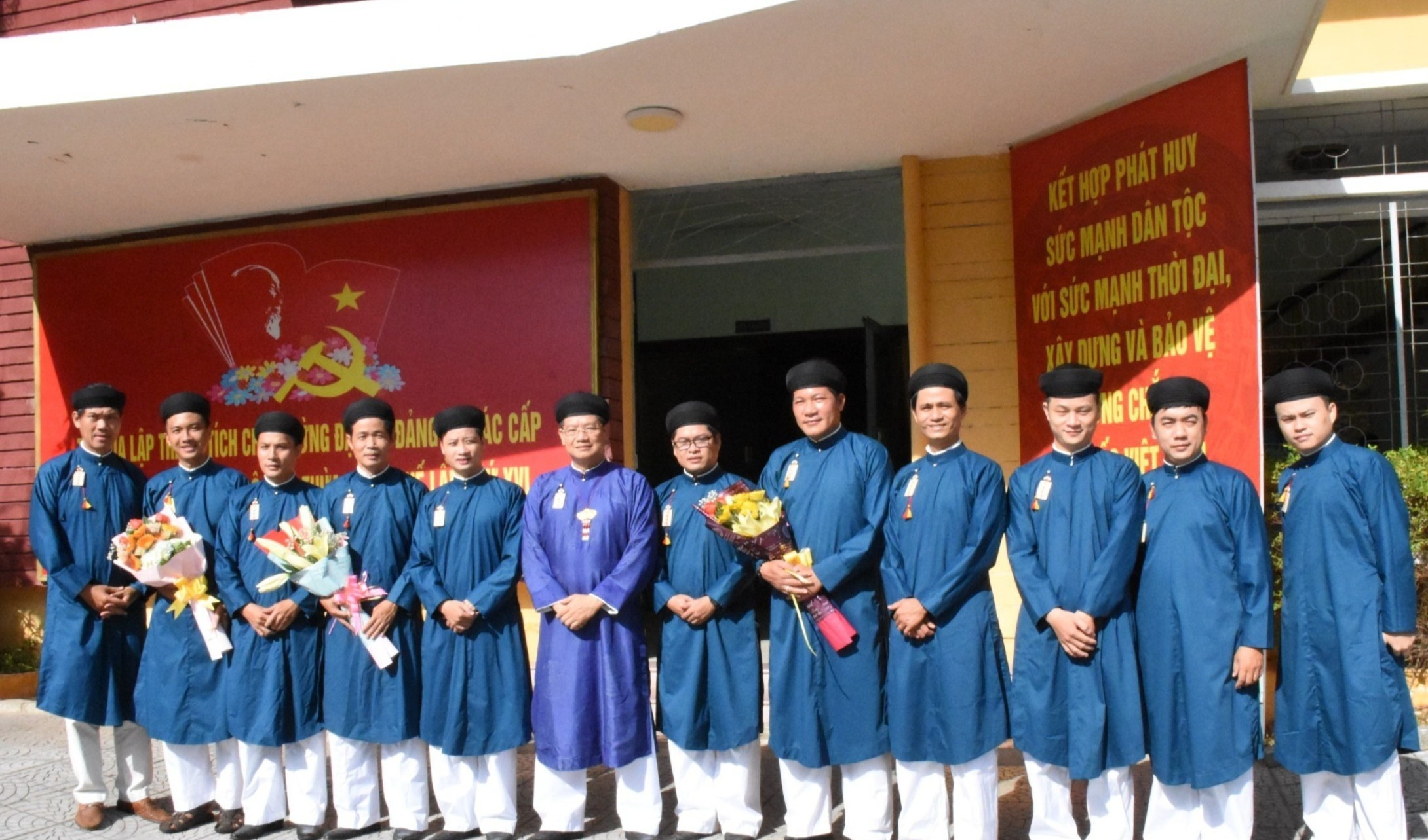 mac ao dai di lam anh 3