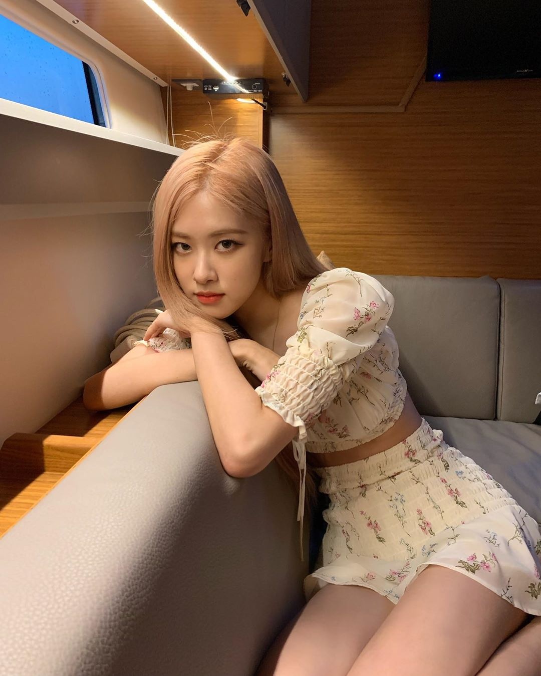 Rosé mặc váy khoe ngực ảnh 8 Rose mac vay khoe nguc anh 8