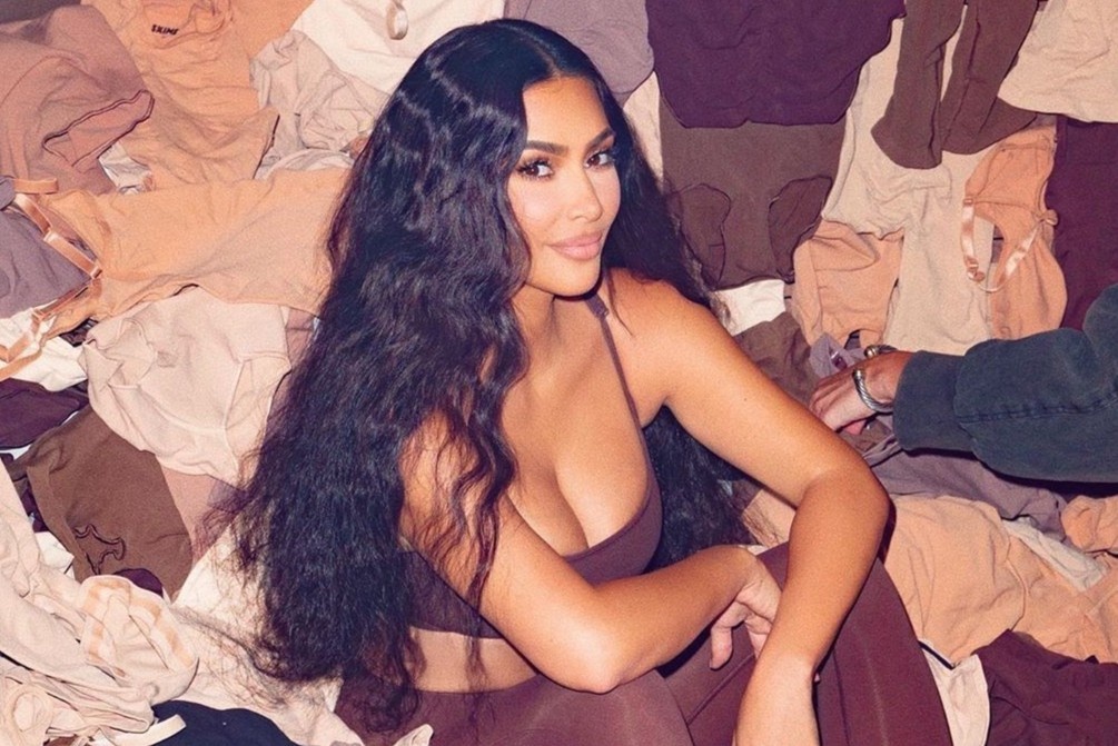 Kim Kardashian bi nem da vi ban do bo cho ba bau hinh anh