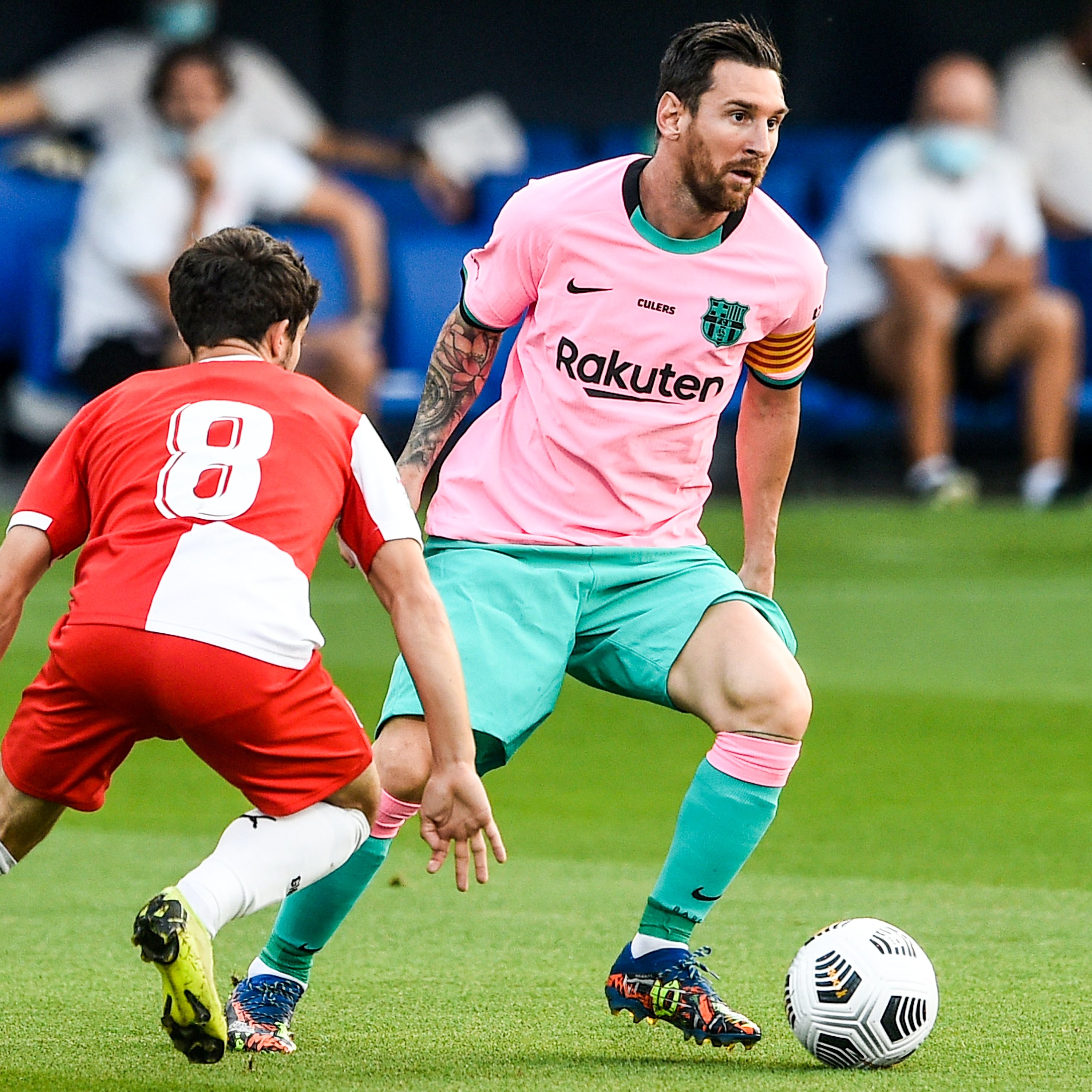 messi mac ao hong anh 1