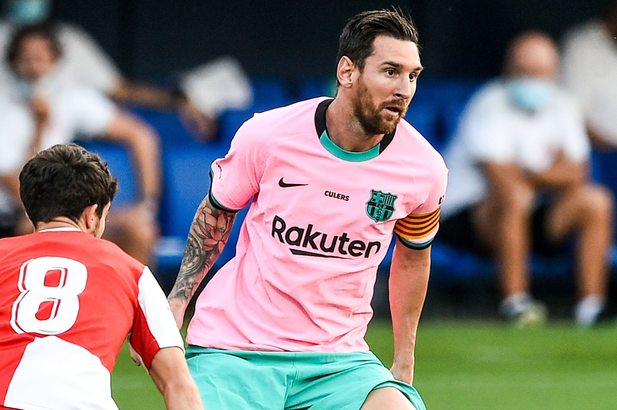 Messi duoc khen khi mac ao hong ra san hinh anh