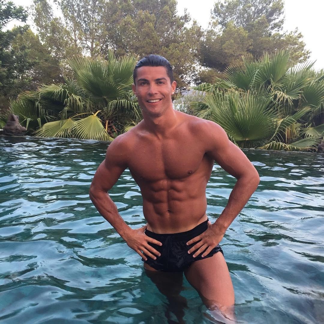 ronaldo bung 6 mui anh 3