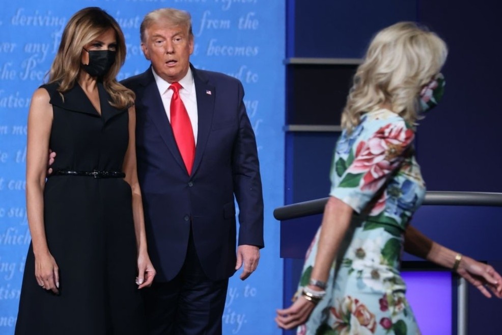 Gu thoi trang doi lap cua ba Melania Trump va Jill Biden hinh anh