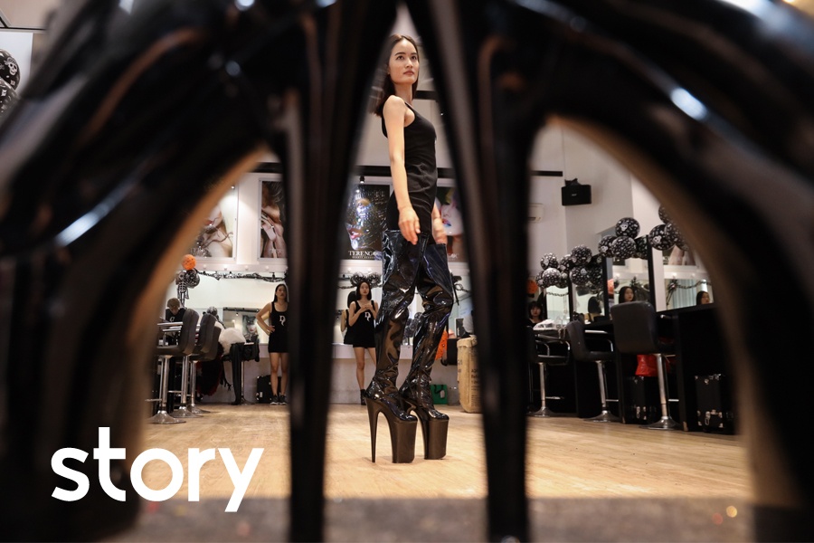 Nu nguoi mau Ben Tre chuyen di giay cao 35 cm hinh anh