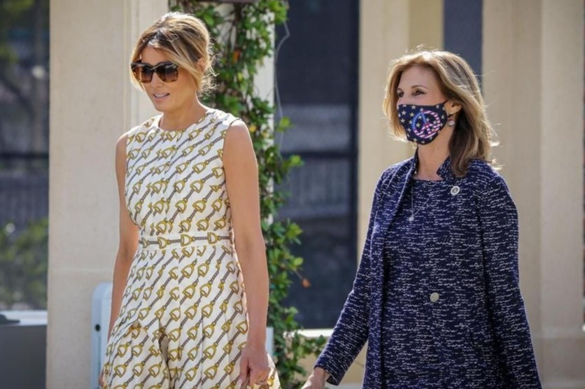 Ba Melania Trump mac vay Gucci 4.500 USD di bo phieu hinh anh