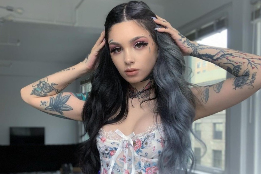 Nu nguoi mau lo so hinh xam can tro su nghiep hinh anh