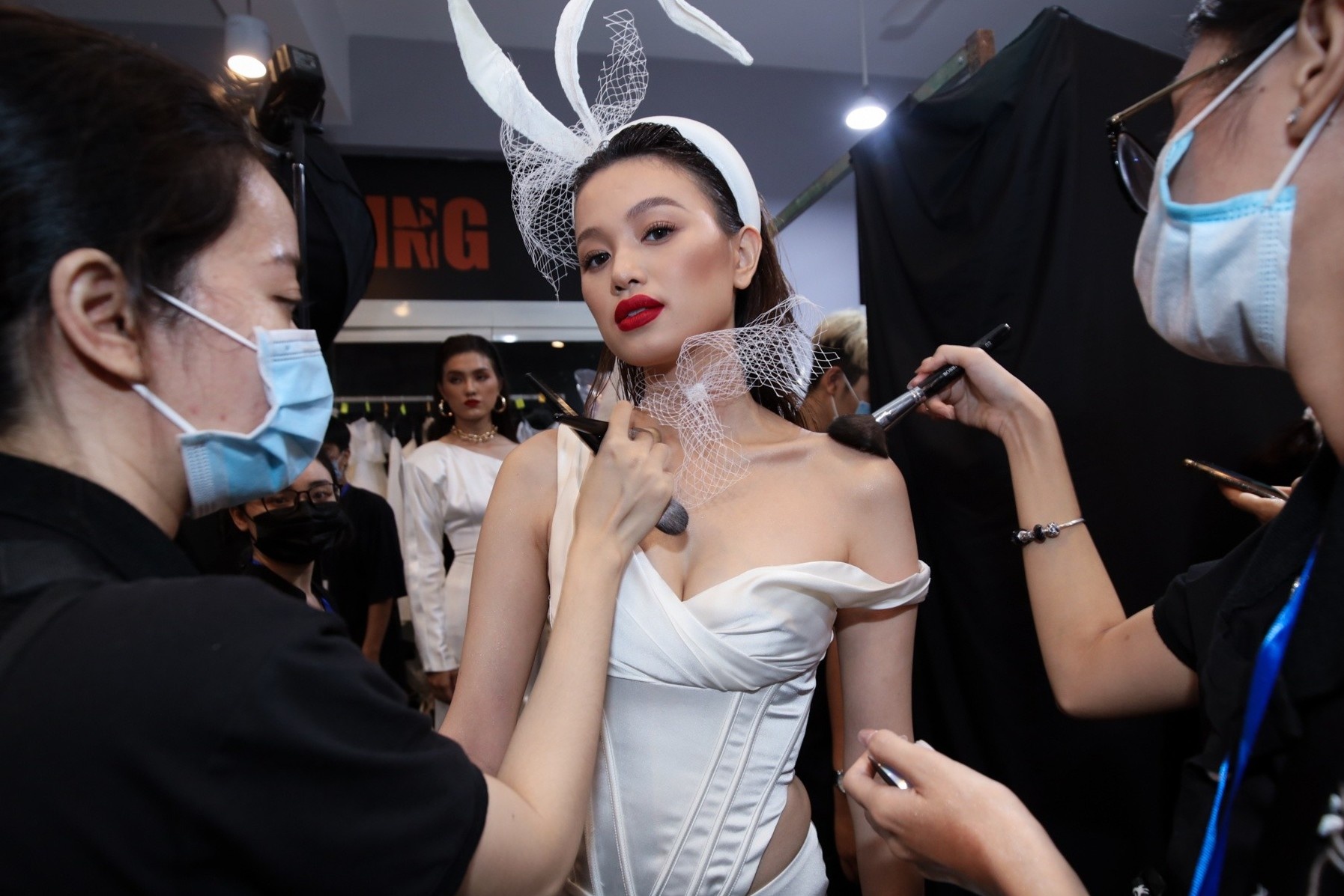 Nguoi mau Viet lam gi trong hau truong tuan le thoi trang? hinh anh