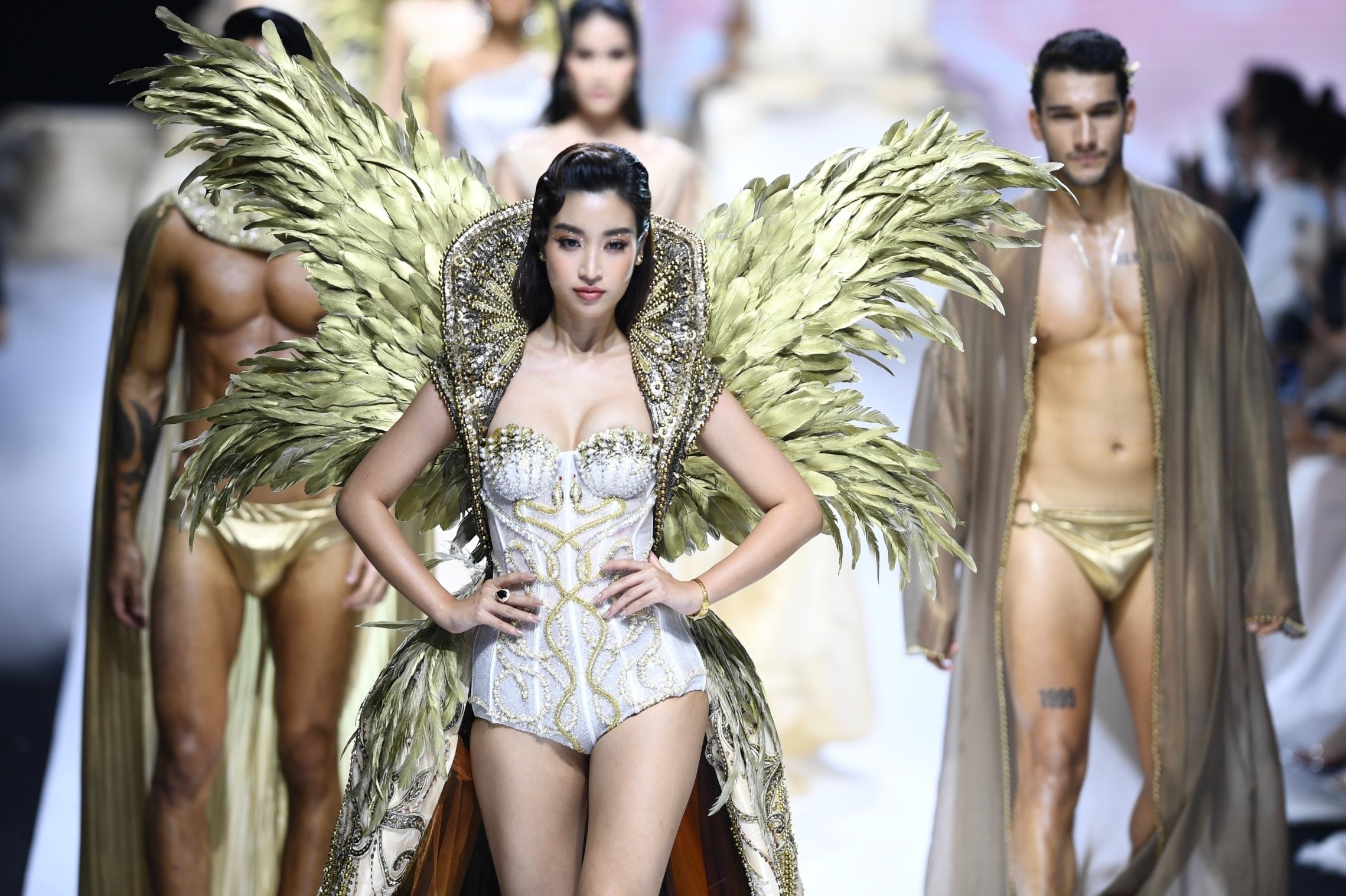 Tuan le thoi trang Viet Nam 2020 co gi khac biet? hinh anh