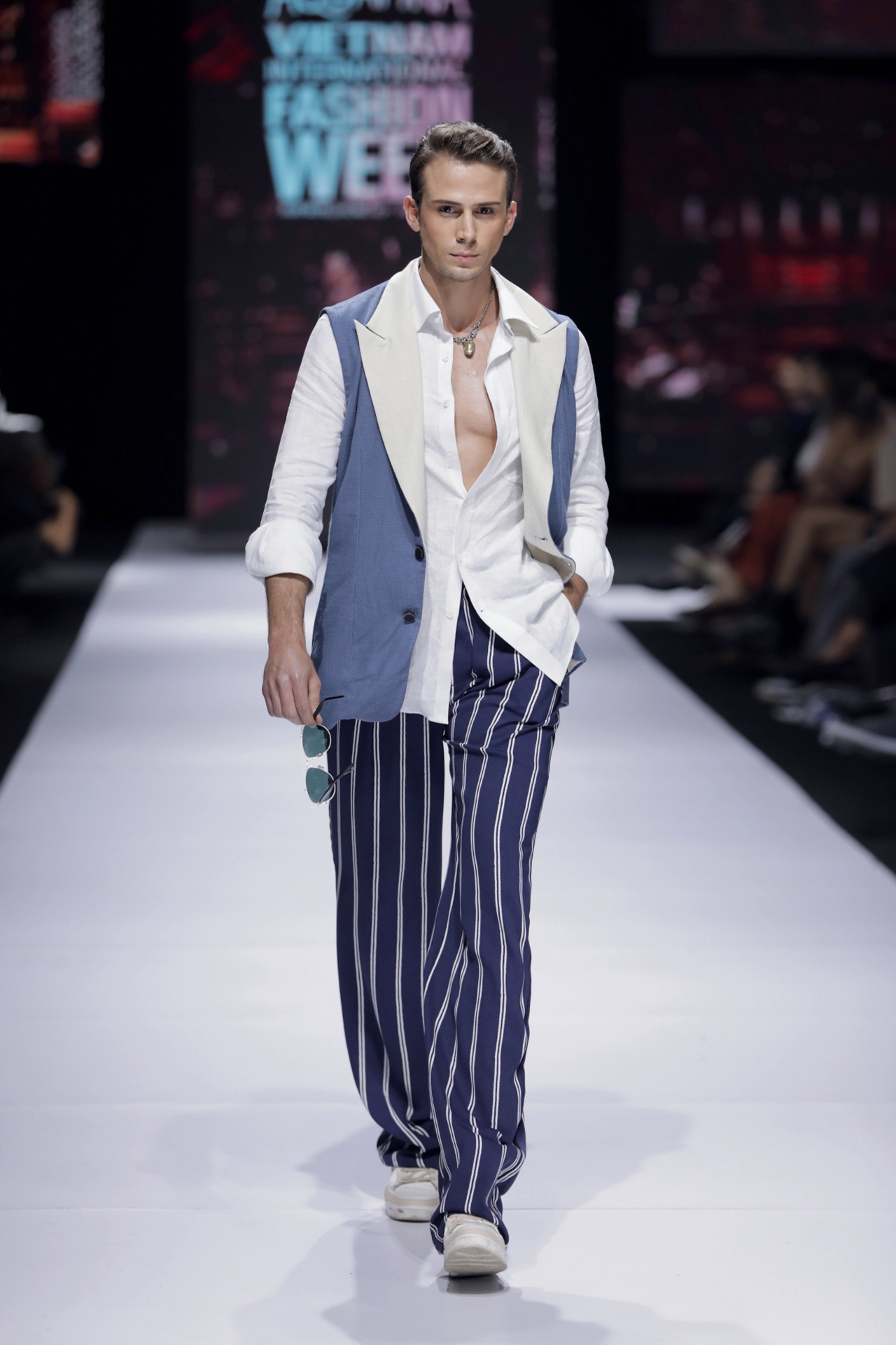 Mr Crazy & Lady Sexy anh 17