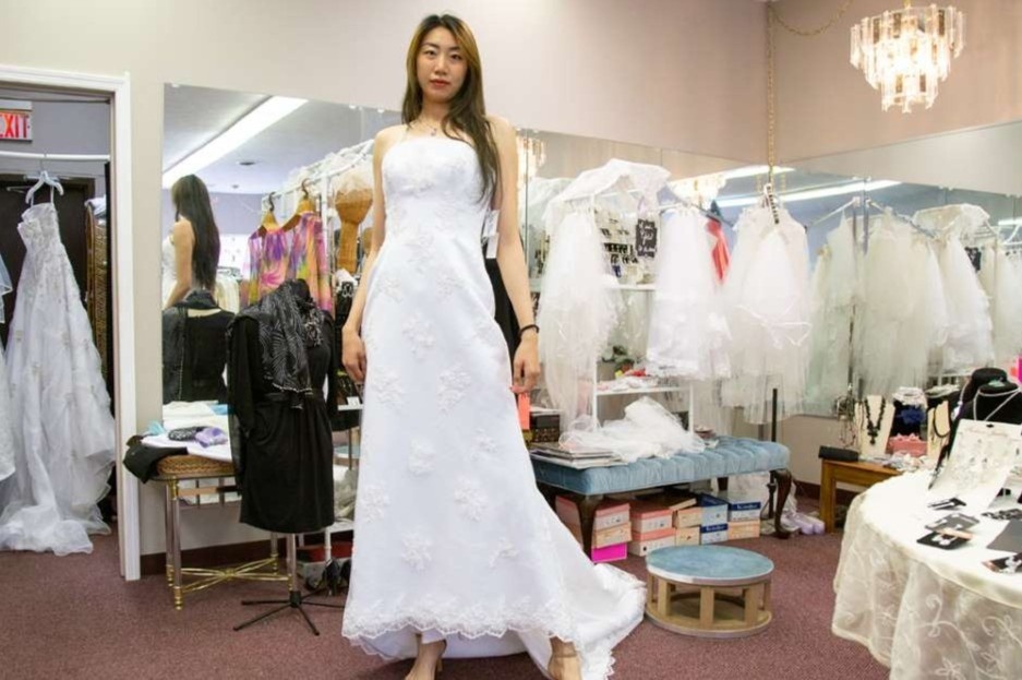 Co gai khong chon duoc vay cuoi vi chan dai 1,34 m hinh anh