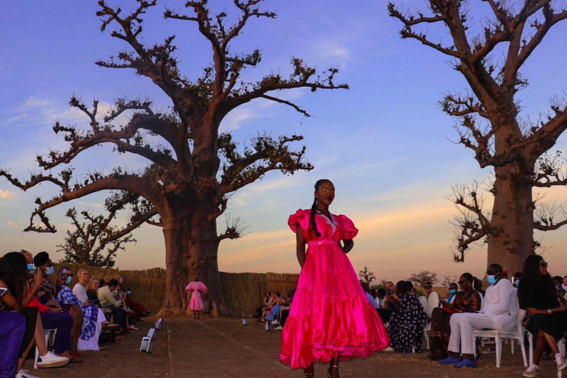 Tuan le thoi trang dien ra trong rung hinh anh