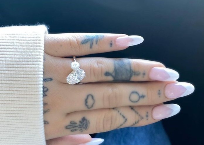 Ariana Grande đính hôn  ảnh 1 Ariana Grande dinh hon anh 1