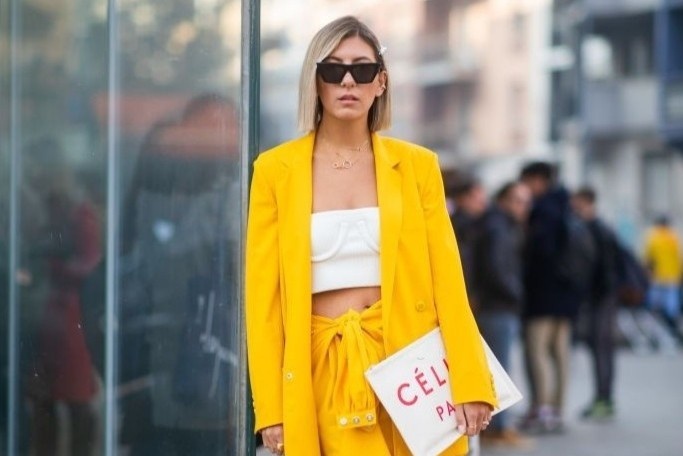 Cach mac do dep theo dung tong mau cua nam 2021 hinh anh