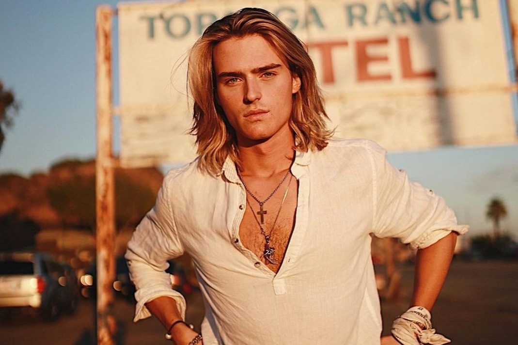 Nam nguoi mau duoc vi nhu hoang tu doi thuc hinh anh