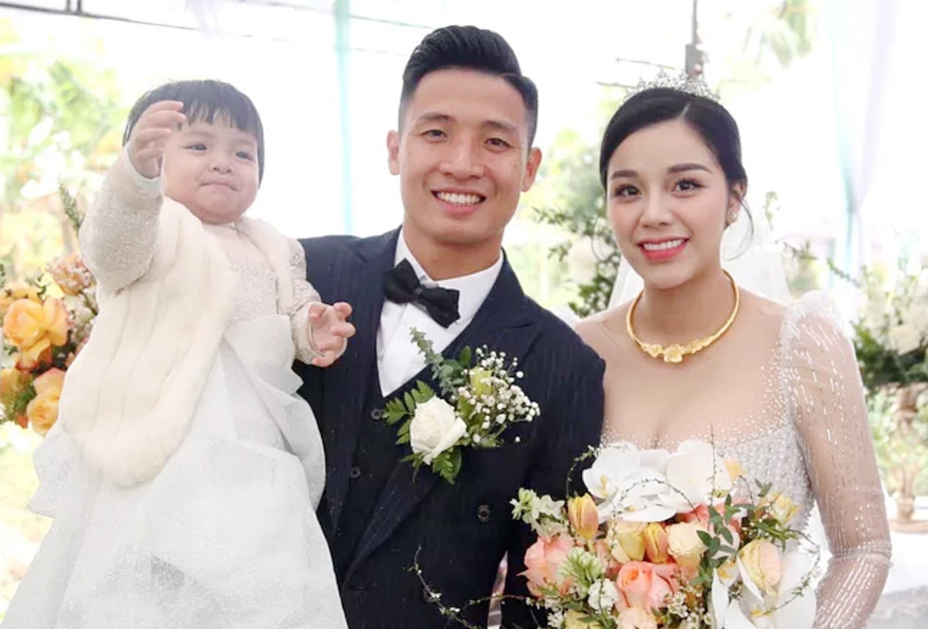 Vo Bui Tien Dung dien 2 chiec vay cuoi co gia 300 trieu dong hinh anh