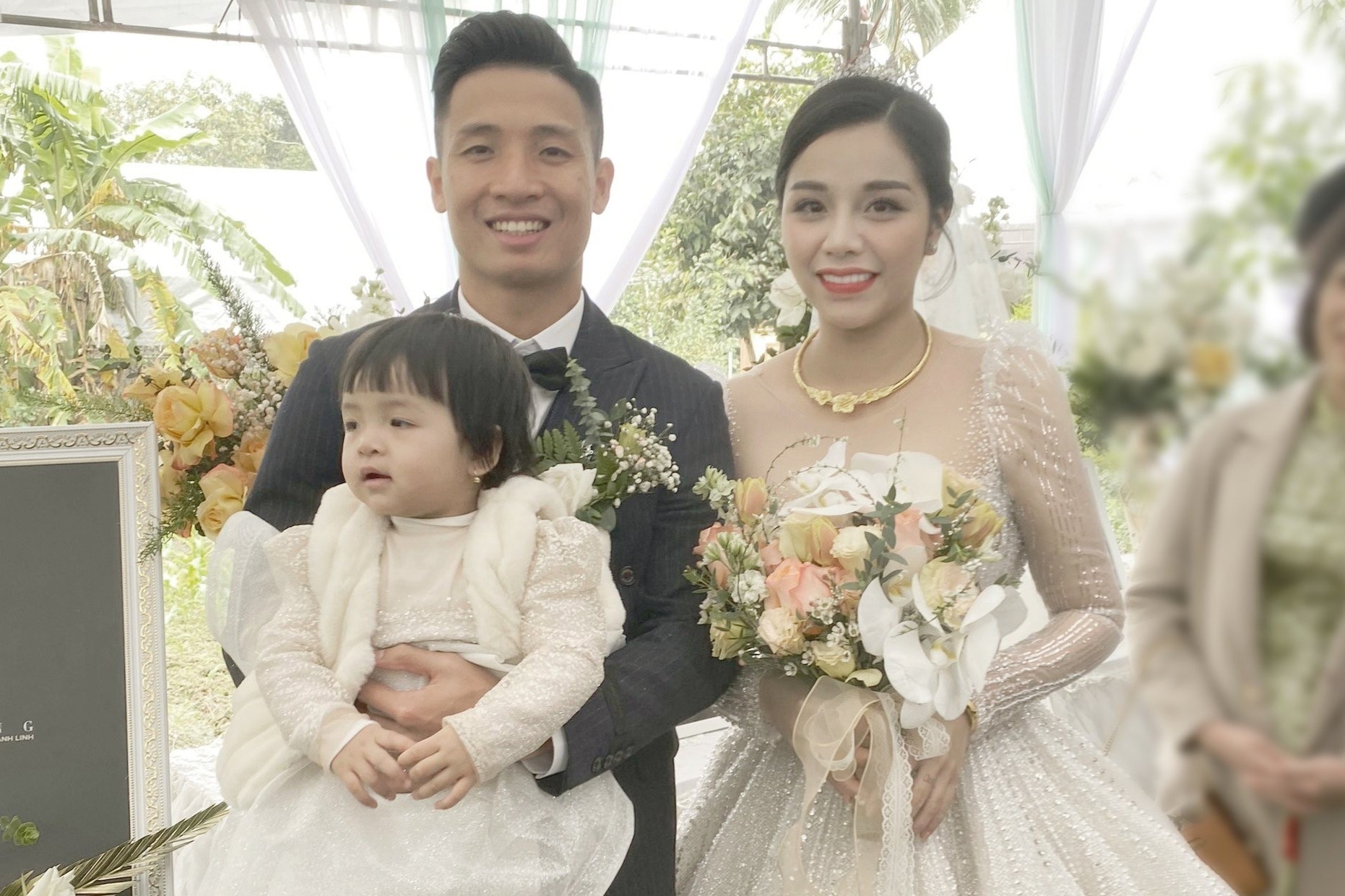 Vo chong cau thu Bui Tien Dung dau gia vay cuoi hinh anh