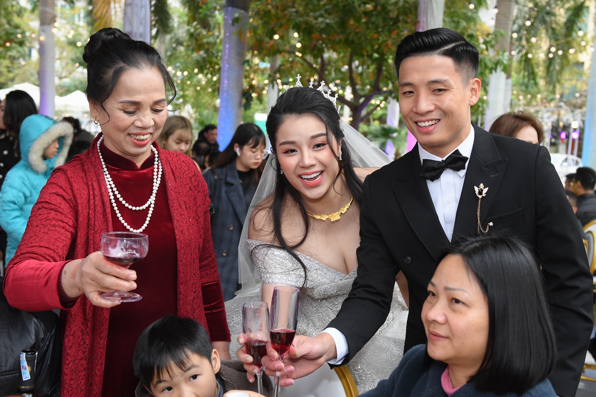 vay cuoi cua vo cau thu Viet anh 2