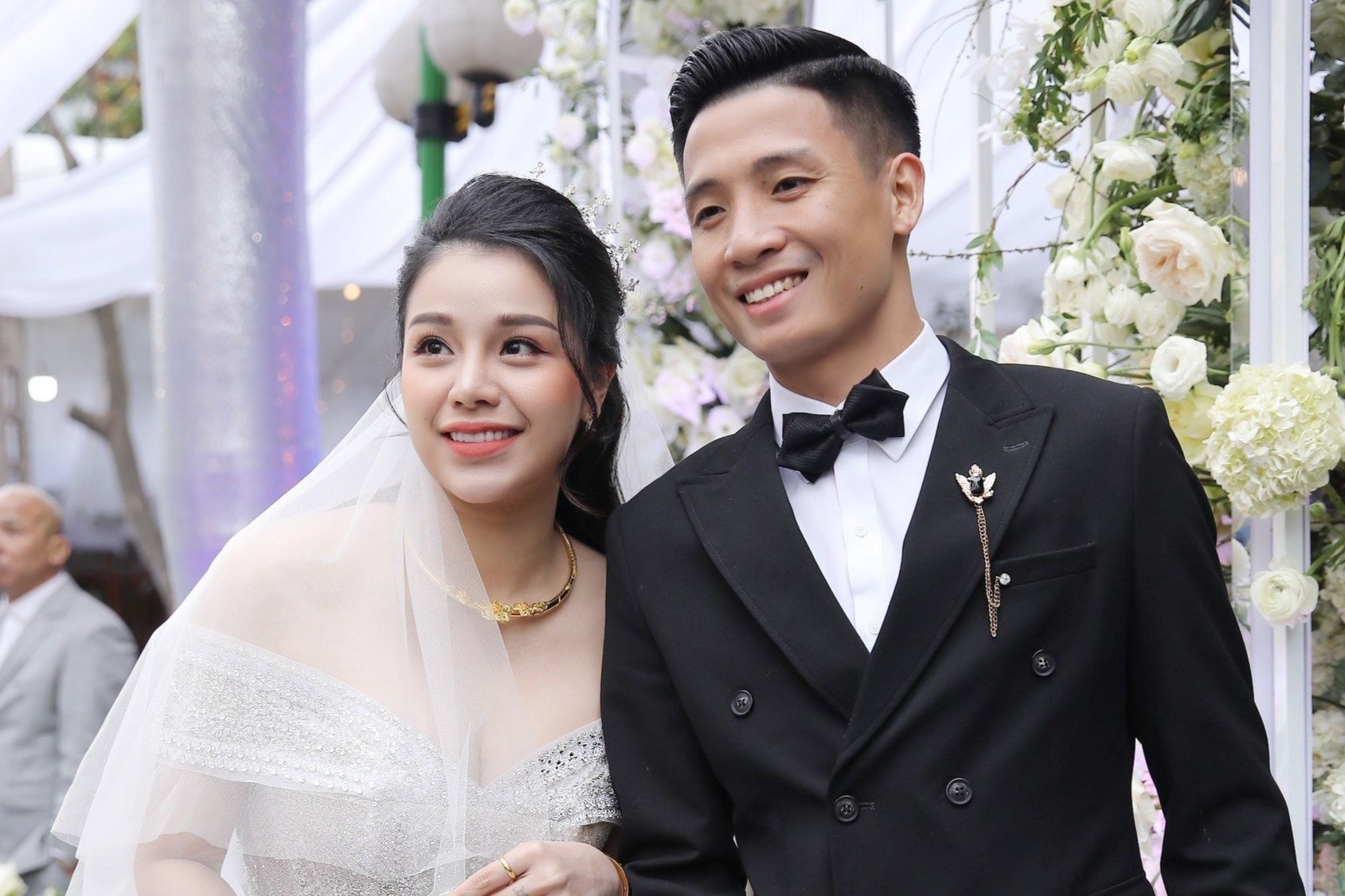 Vo Bui Tien Dung mac vay 800 trieu dong trong dam cuoi hinh anh