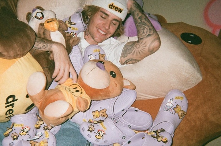 Justin Bieber hop tac voi Crocs ra mat giay mau tim hinh anh
