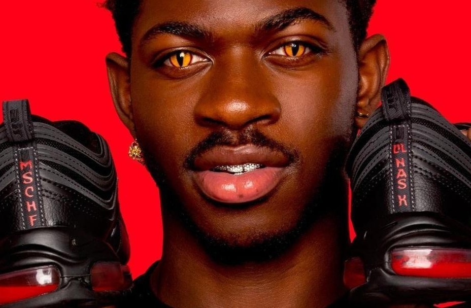 Cong ty ban giay chua mau nguoi tung ao phong che gieu Nike hinh anh