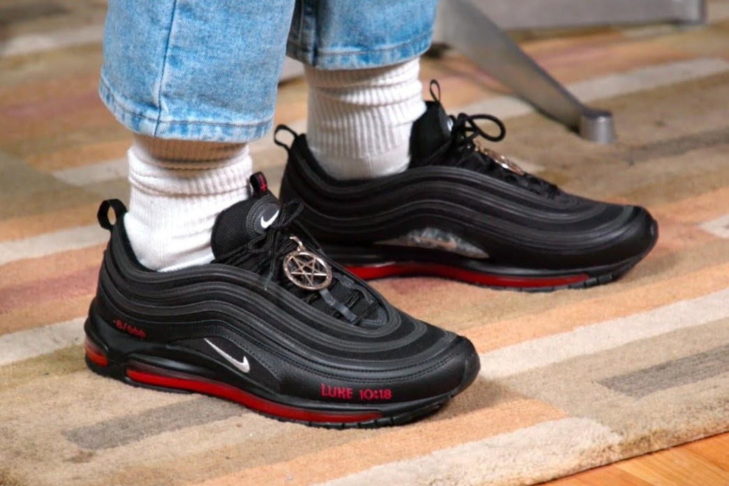 Dap hop doi giay Satan gia 1.018 USD hinh anh