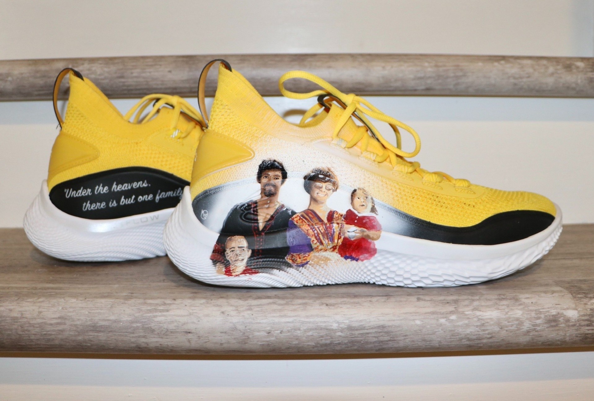 Ban dau gia giay in hinh Ly Tieu Long de ung ho nguoi chau A hinh anh