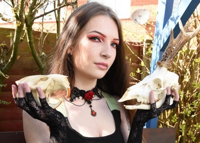 Nu nguoi mau khong co ban trai vi so thich suu tam xuong hinh anh