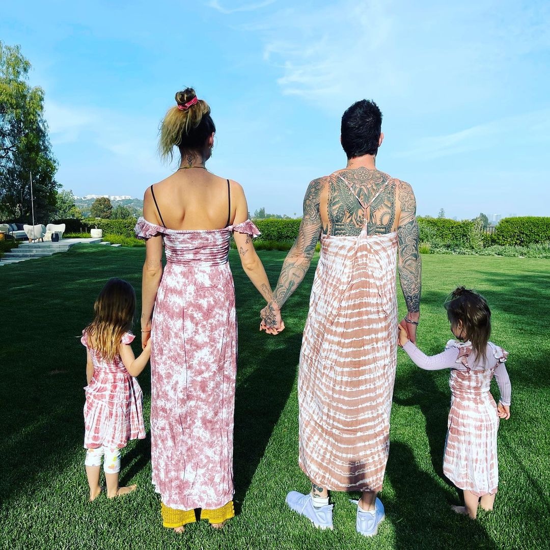 Adam Levine mặc váy ảnh 1 Adam Levine mac vay anh 1